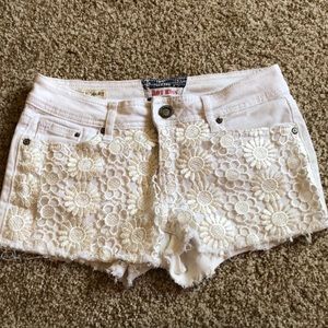 Hot kiss white floral jean shorts